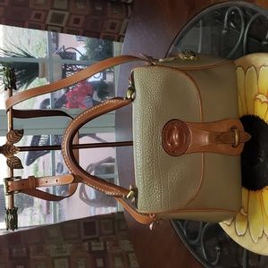 💘🖤💘 DOONEY BOURKE ALL WEATHER PEBBLED LEATHER BRITISH TAN CROSSBODY BAG VTG